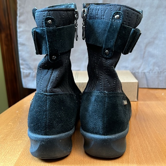 Aravon Linda-AR boots, size 6D - Picture 4 of 9